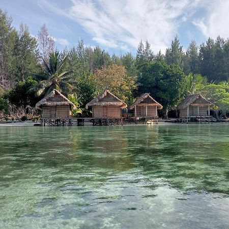 Coco Huts Guest House Waisai Exterior photo