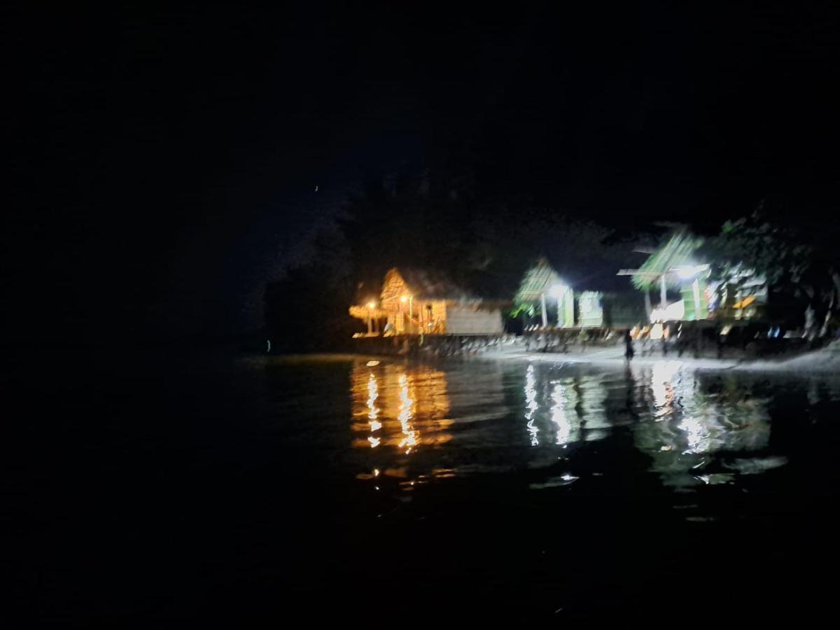 Coco Huts Guest House Waisai Exterior photo