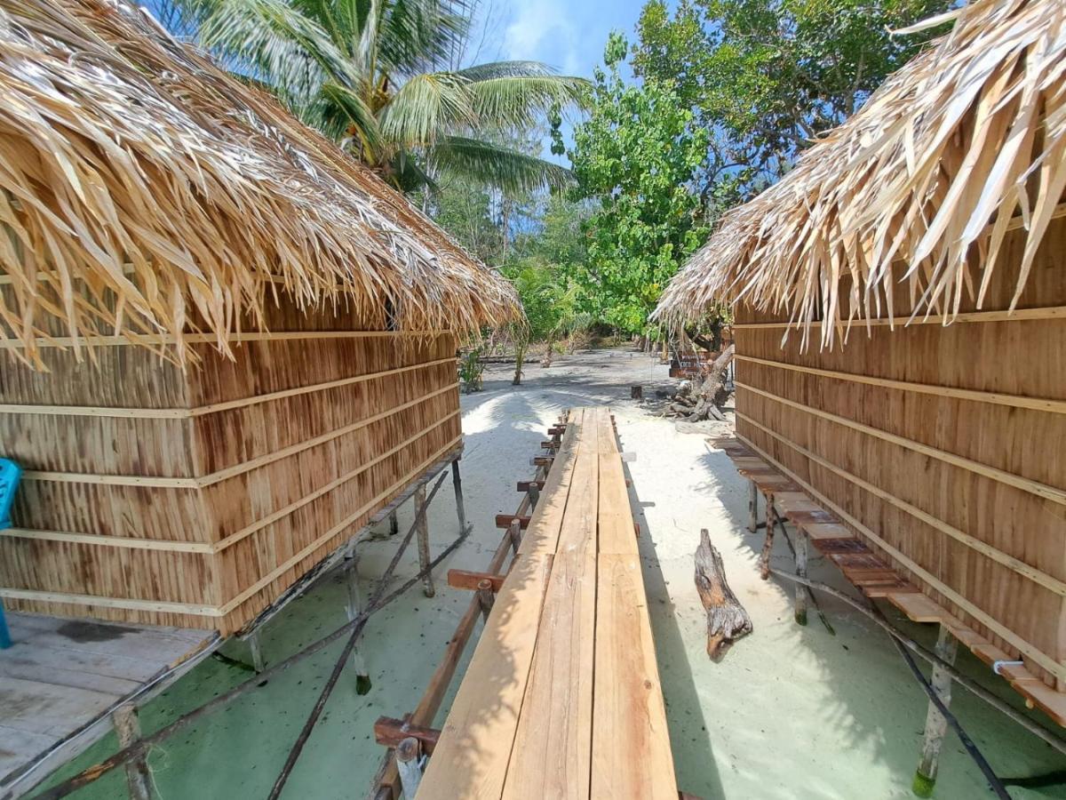 Coco Huts Guest House Waisai Exterior photo
