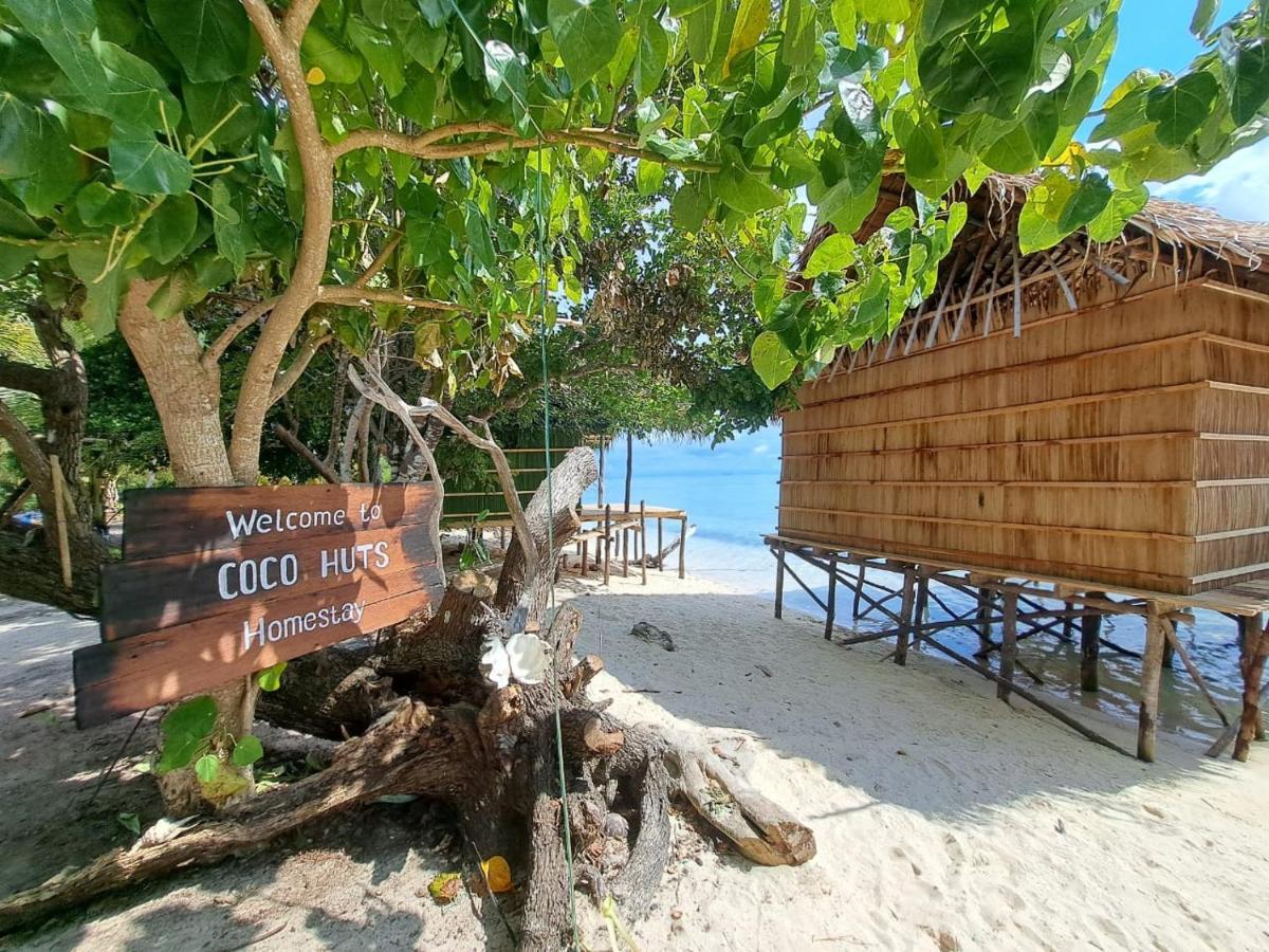 Coco Huts Guest House Waisai Exterior photo