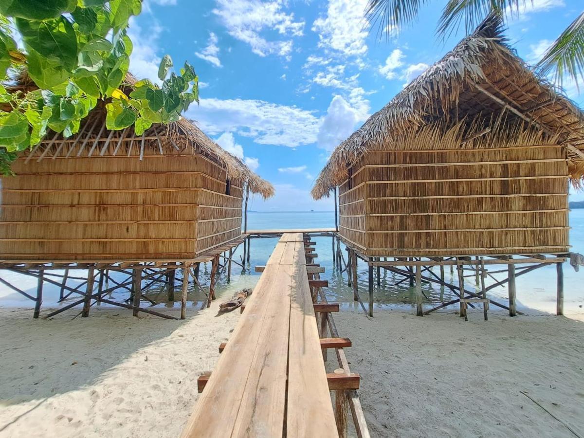 Coco Huts Guest House Waisai Exterior photo