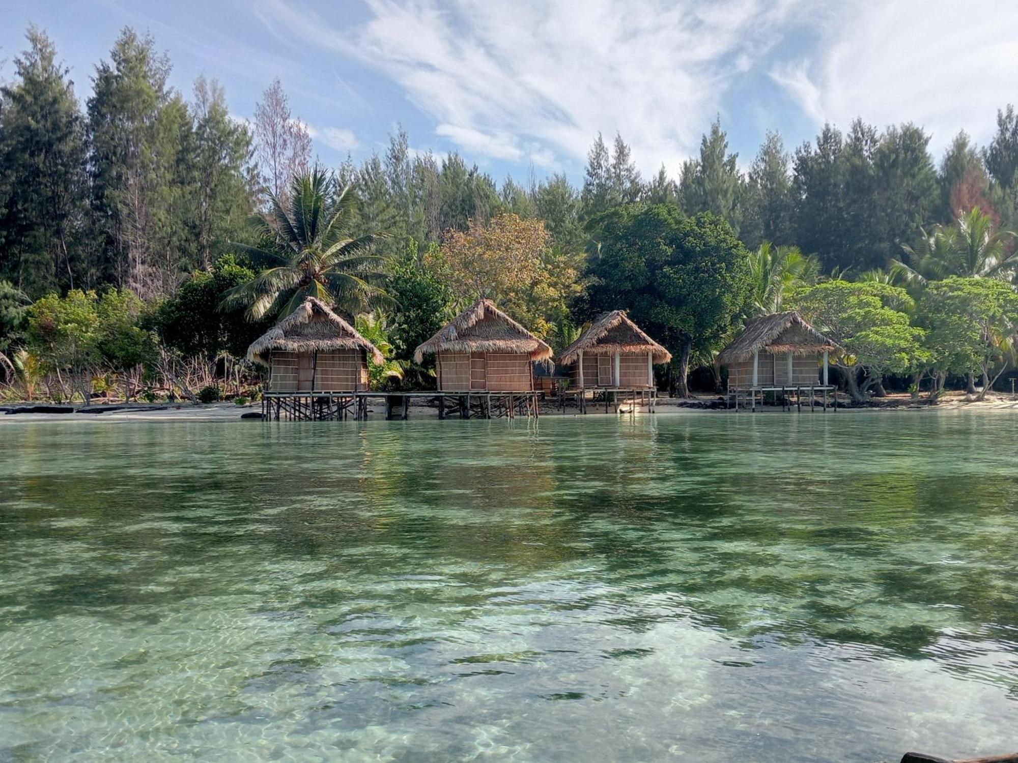Coco Huts Guest House Waisai Exterior photo