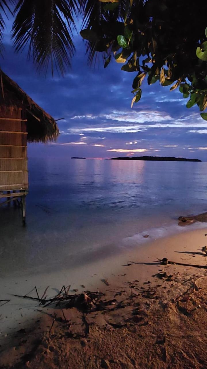 Coco Huts Guest House Waisai Exterior photo